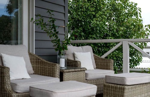Daylesford House | Impressive Vacation Rental with Fireplace, Spa Bath and Wonderful Lake Views in Daylesford, Victoria