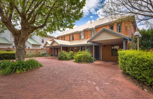 Middleton Beach House | In the heart of Middleton Beaches café precinct, this 2 storey townhouse awaits
