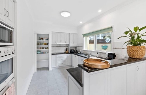 Torquay House | Incredible location - Steps to Torquay’s Cafés & Beaches Pet Friendly