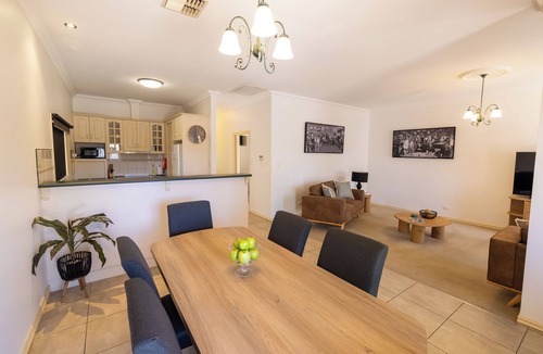 Mildura Central Business District House | Indulge - Private Pine