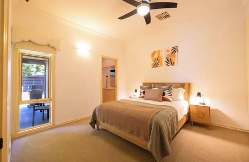 Mildura Central Business District House | Indulge - Private Pine