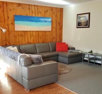 Kingscote House | Inna Nutshell