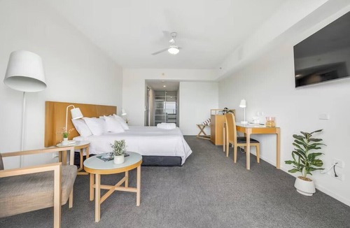 Darwin City Centre Apartment | Inner CBD Hotel Studio Apartment, High Rise Harbour Views, Balcony, Pool & Gym