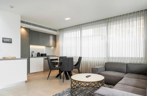 Coogee Apartment | Inviting 2BR Unit w Parking near Coogee Beach