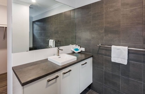 Dunsborough House | INVITING HOLIDAY ESCAPE BOASTING A SPARKLING POOL
