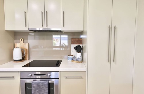 Waterhouse House | Iona Blue 2 bedroom Townhouse 200m to restaurants & shops