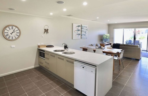 Waterhouse House | Iona Blue 2 bedroom Townhouse 200m to restaurants & shops