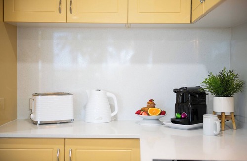 Airlie Beach Apartment | Island Views, Resort Pool & Gym – Steps from Airlie Beach Main Street