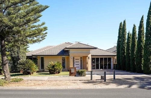 Point Cook House | Jamieson Retreat – Spacious Family Escape Near Sanctuary Lakes & Coast