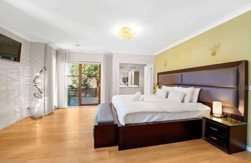 Point Cook House | Jamieson Retreat – Spacious Family Escape Near Sanctuary Lakes & Coast