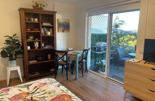 Kianga Apartment | Jan and Jim’s Studio Studio Walk to beach, bike track, golf, boardwalk, seals