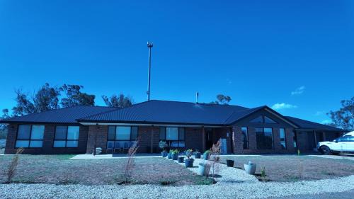 Binjura House | Janaki Farmhouse - 5 Bedroom House Villa at Top of Cooma