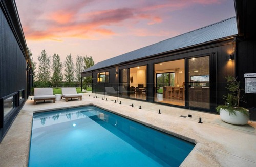 Bombira House | Jarli Barn Refined Wine Country Retreat with Pool
