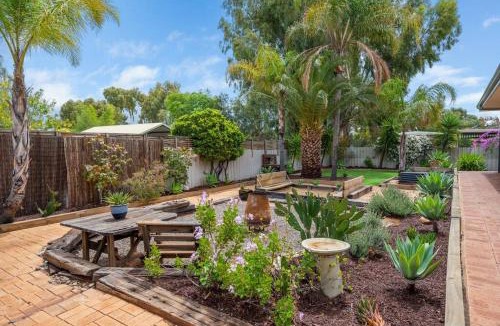 Hannans House | Jarvis Place Spacious 3BR house with a cosy log fire & luxury spa bath