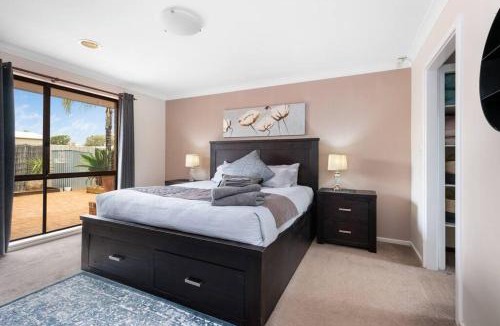Hannans House | Jarvis Place Spacious 3BR house with a cosy log fire & luxury spa bath