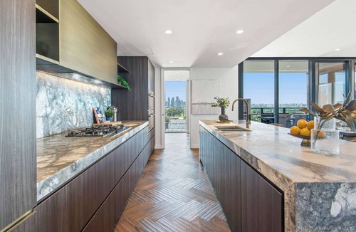Port Melbourne Apartment | Jaw-dropping 4BD Penthouse in Beachside Resort