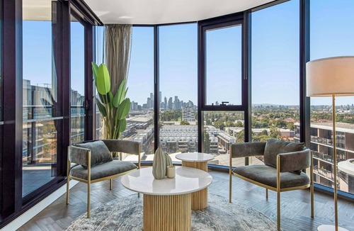 Port Melbourne Apartment | Jaw-dropping 4BD Penthouse in Beachside Resort
