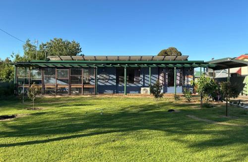 Jerilderie House | Jerilderie BNB - 2BR Home - 86"TV - Petsfee15