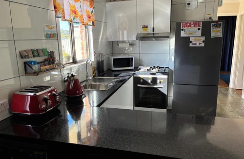 Jerilderie House | Jerilderie BNB - 2BR Home - 86"TV - Petsfee15