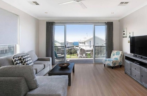 Caves Beach House | Jesbellerai Villa- Caves Beach Resort