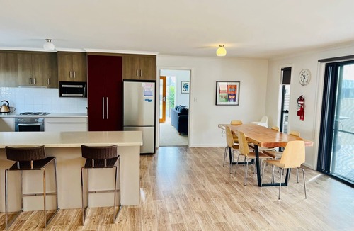 Waterhouse House | Jestalong House - Pet Friendly Outside - 4 De Guichen Dr