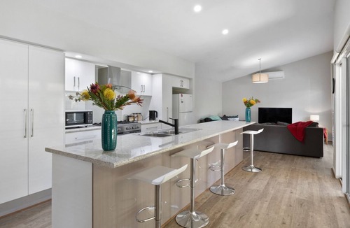 Normanville House | Jetty Road Holidays - 33 Jetty Road