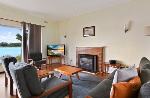 Lakes Entrance Hotel | Jetty Road on the Beach | Beachside Retreat