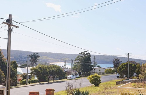 Eden House | Jodi's Beach Retreat - Pet Friendly (2 bedroom apartment) 5+ nights