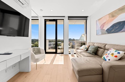 Spring Hill Apartment | Johnson - Modern BrisbaneCity-Fringe Apt w Parking