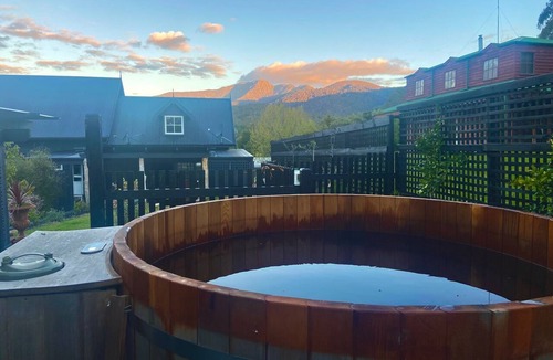 Merrijig House | Join "Ridge" & "Retreat" for a large group. Magical views of Mt Buller Sleeps 16