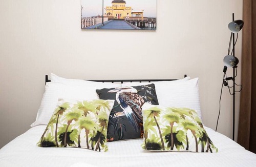 East Melbourne Apartment | Joli - Light Filled Delight Close to the MCG