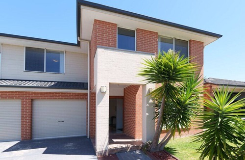 Jordan Springs House | Jordan Springs Close to Park & Supermarket