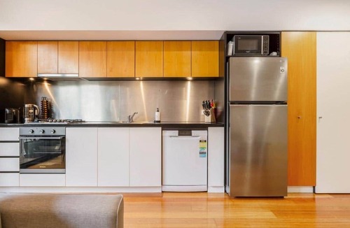 Chinatown Apartment | Juliet | Laneway Gem · Theatre Precinct · Free Parking, Parking option