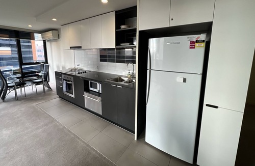 Docklands Apartment | Just moments from Yarra River waterfront and Marvel Stadium!