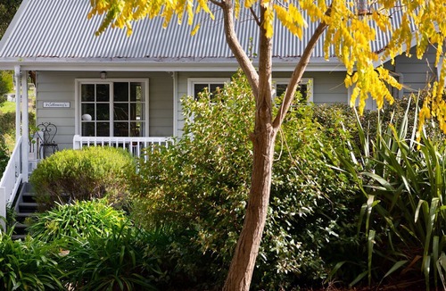 Hepburn Springs Apartment | Kellaway's- charming cottage with sunny deck and gas log fire