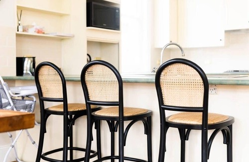 Orange House | Kilarra House. Circa 1880. Sleeps 10, Orange CBD.