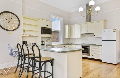 Orange House | Kilarra House. Circa 1880. Sleeps 10, Orange CBD.
