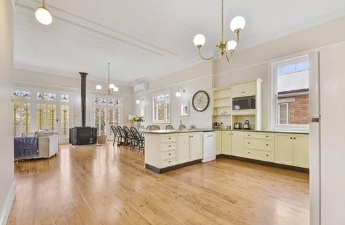 Orange House | Kilarra House. Circa 1880. Sleeps 10, Orange CBD.