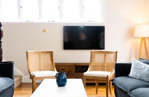 Orange House | Kilarra House - Heritage Home on Byng St Sleeps 10