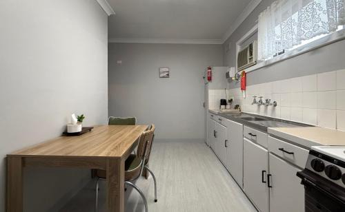 Kimba Apartment | Kimba Units - Better than a motel room - self contained and pet friendly