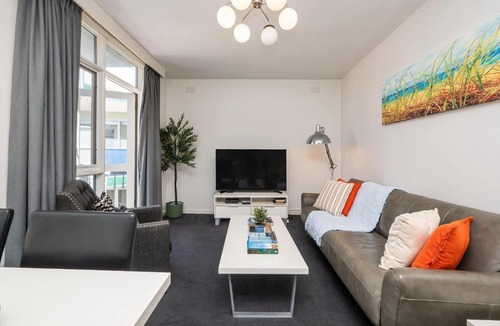 Saint Kilda South Apartment | King Bed and Parking Walk to St Kilda Beach