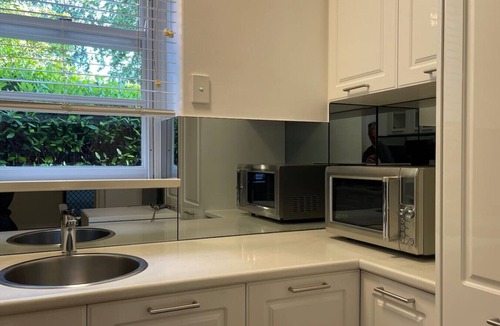 Wagga Wagga Apartment | King Bed Art Deco Apartment · 60 Sec to Wagga CBD