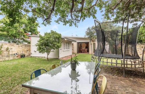 East Fremantle House | King Charming Cottage - Walk to the River