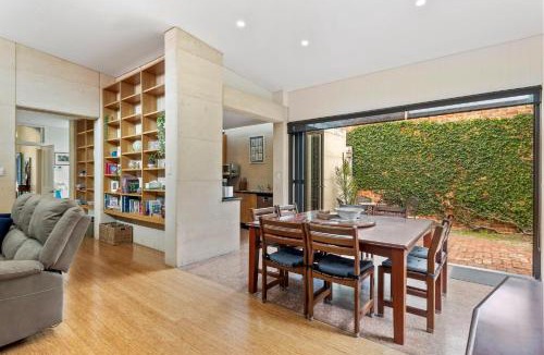 East Fremantle House | King Charming Cottage - Walk to the River