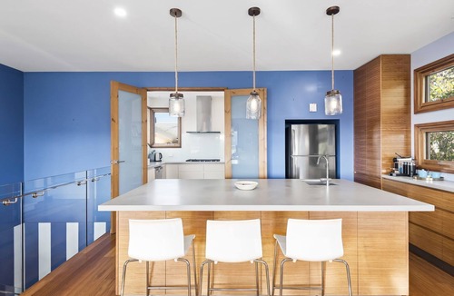 Portarlington House | Kingfisher Beach House - Stunning getaway close to the beach and town centre.