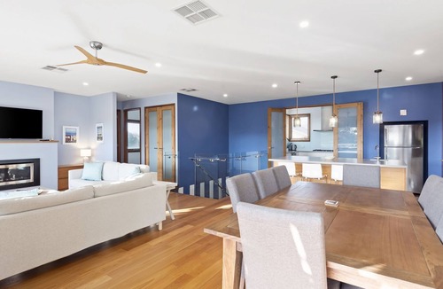 Portarlington House | Kingfisher Beach House - Stunning getaway close to the beach and town centre.