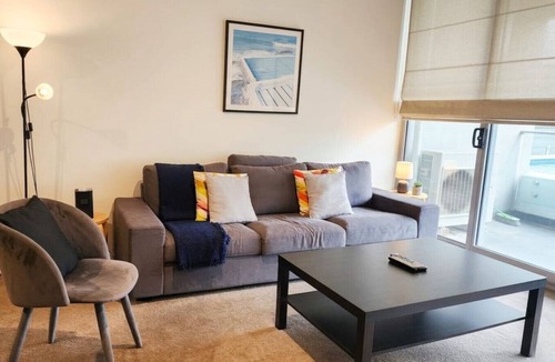 Kingston Apartment | Kingston Foreshore Flat with Garden View