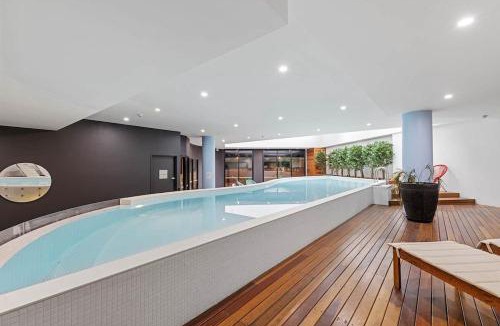 Kingston Apartment | Kingston Lakefront Modern 2bed 2Bath w Parking