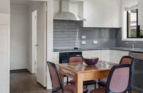 Kingston Apartment | Kingston Stylish Villa-Cozy meets convenience