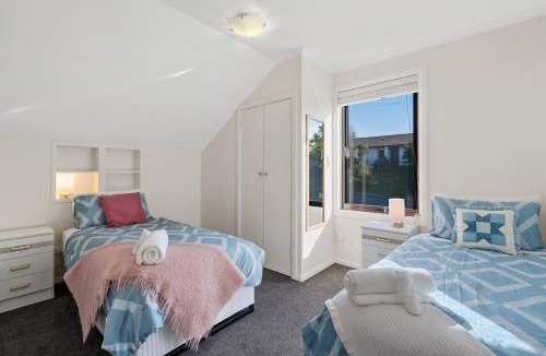 Kingston Apartment | Kingston Stylish Villa-Cozy meets convenience